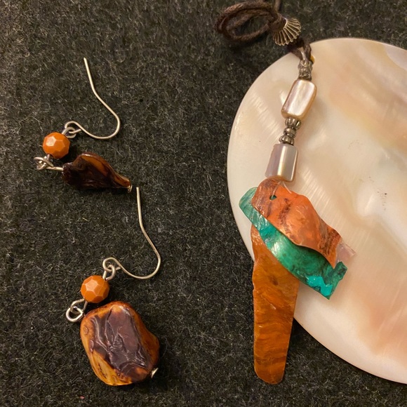 Mother of Pearl natural sea shell necklace and matching earrings set - Picture 12 of 13